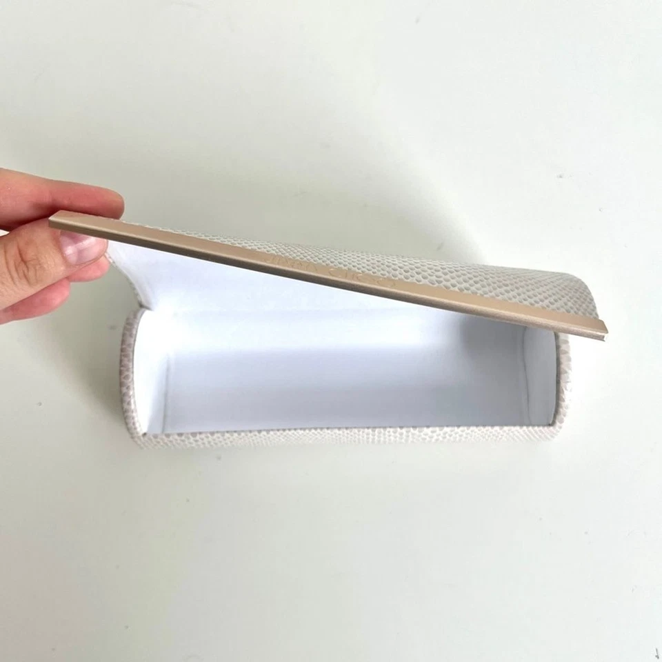 Estuche de gafas de repuesto Jimmy Choo crema imitación cocodrilo y dorado Foto 4 de 4