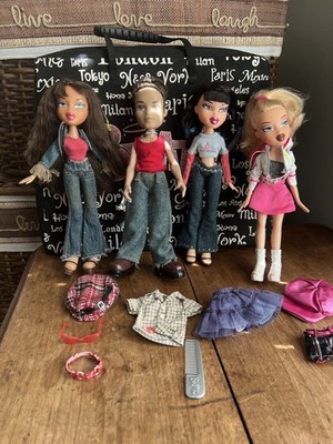 Bratz Doll Lot - 4 doll, black case, accessories MGA 2000s
