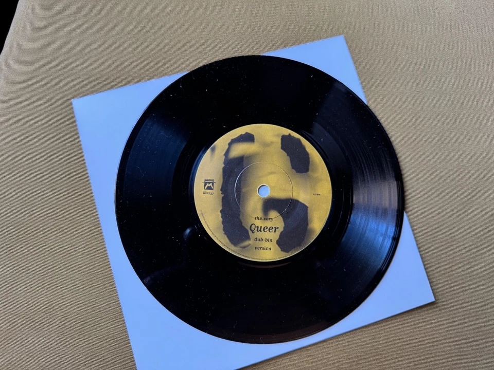 GARBAGE - QUEER - UK - 7" SINGLE - LIMITED EDITION NUMBERED PLASTIC OUTER CASE - Image 4 of 4