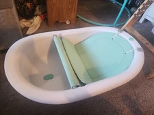 Frita Mom Baby Bath, White and Teal, lighly used and retouched/cleaned