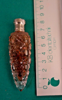 Schöner Kristallflakon ohne Naht also mundgeblasen. Metalltop