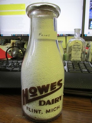 Flint, Mich. Howes Dairy TRPP Milk Bottle Genesee County MICHIGAN MI
