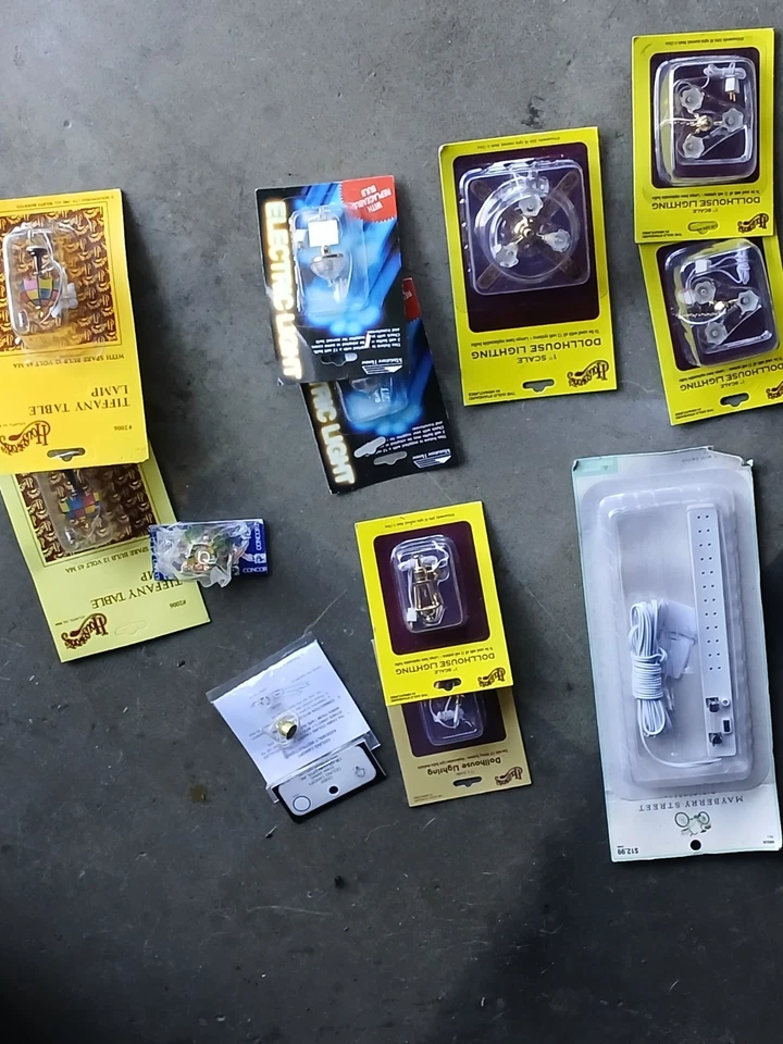 Lote de iluminación para casa de muñecas Houseworks múltiples candelabros de tulipán, ventilador de techo Foto 2 de 4