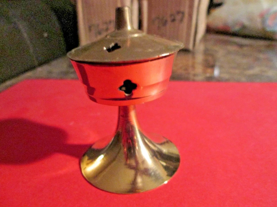 Quemador de pie de incienso de latón con tapa grabada  Foto 2 de 3