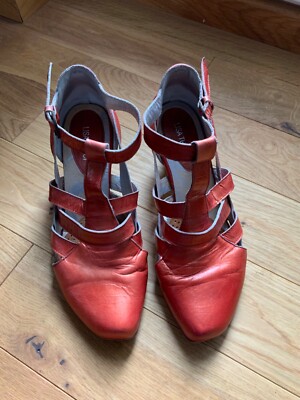 TOP Extravagante Riemenpumps von Lisa Tucci karminrot mit Goldschimmer Gr 40