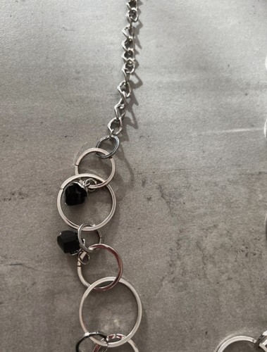 Parure collana e braccialetto con cerchi e ciondoli nero - Foto 3 di 8