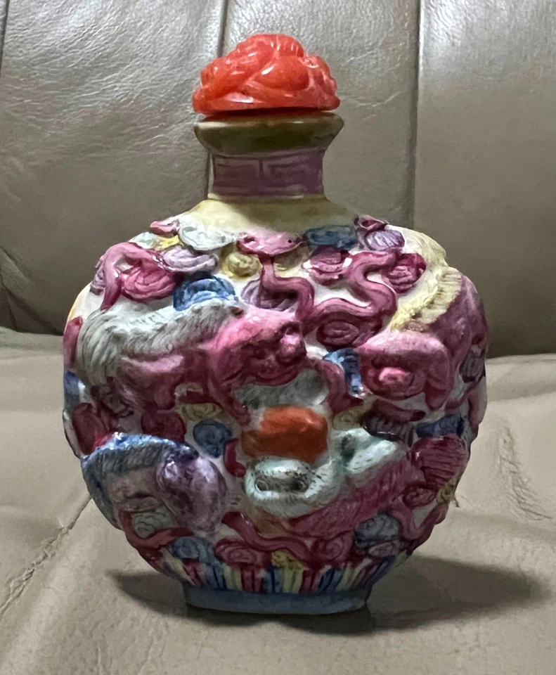 FAMILLE ROSE, Garrafa de Rapé de Porcelana Esmaltada Moldada, Marca Qianlong, B34 - Imagem 2 de 4