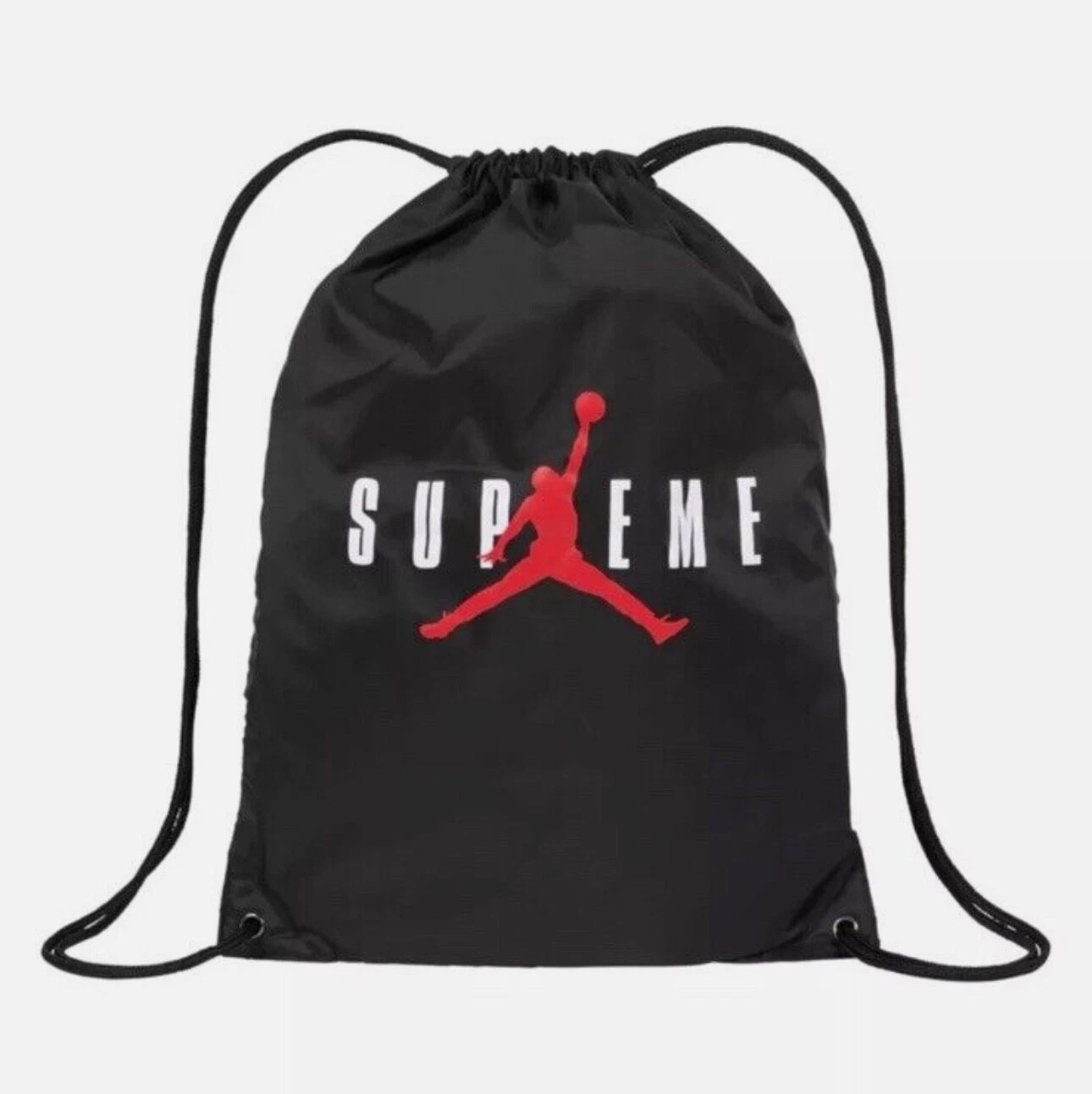 Sac à cordon Supreme x Jordan à la main