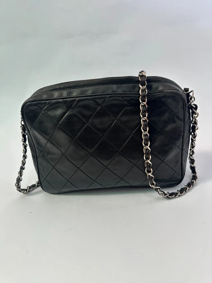 Bolsa tiracolo Chanel vintage acolchoada para câmera CC. - Imagem 4 de 4