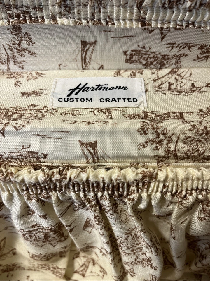 Maleta Hartmann Tweed de colección con cinturón de cuero para aseo puesta en escena llaves de utilería de boda Foto 4 de 4