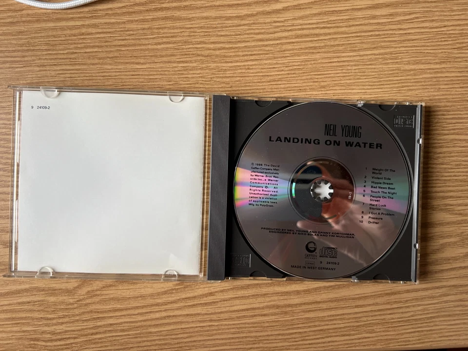 Neil Young ++ Landing on Water ++ CD ++ ( Geffen 1986 ) - Bild 3 von 3