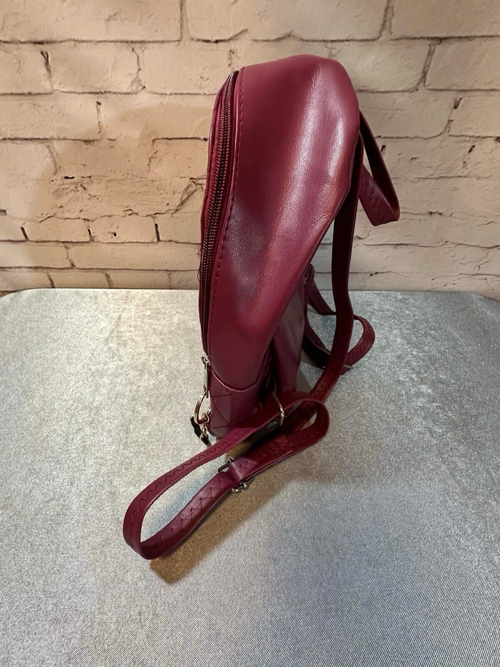 Mochila de mano acolchada con cremallera Forever 21 Burgundy FauxPatent usada WCLTH Foto 4 de 4