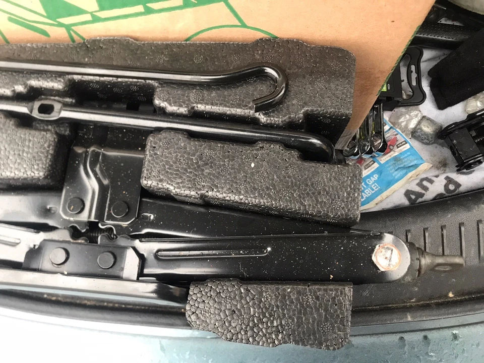 2007-2009 Hyundai Santa Fe Spare Tire Jack Tool Kit OEM - Image 3 of 4