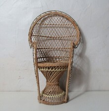 Fauteuil Emmanuelle rotin Vintage pour poupée H42cm .