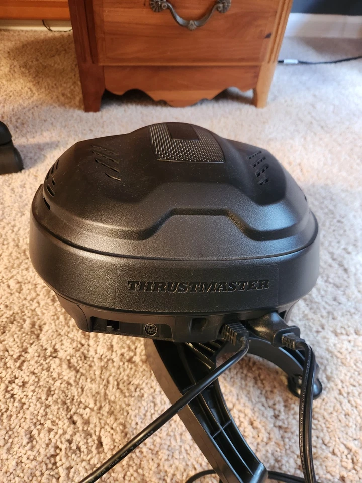 Thrustmaster T300 Servo Base y Rueda Thrustmaster TM Cuero Edición 28 GT. Foto 4 de 4