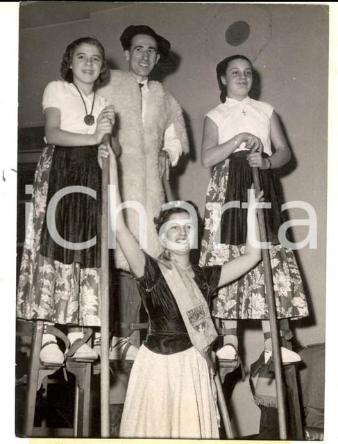 1953 PARIS Les landais de la ville ont élu la reine Denise MARTIN *Photo 13x18 1953 PARIS Les landais de la ville ont élu la reine Denise MARTIN *Photo 13x18
