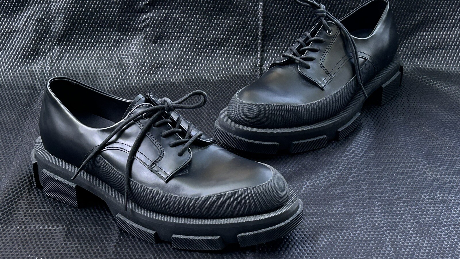 SAOLA Entrambe le 43 scarpe da uomo nere geo in pelle derby basse plateau 9 $510