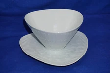 Hutschenreuther Apart Triangular Gravy Boat or Sauce Bowl, 6 5/8", w/ Underplate