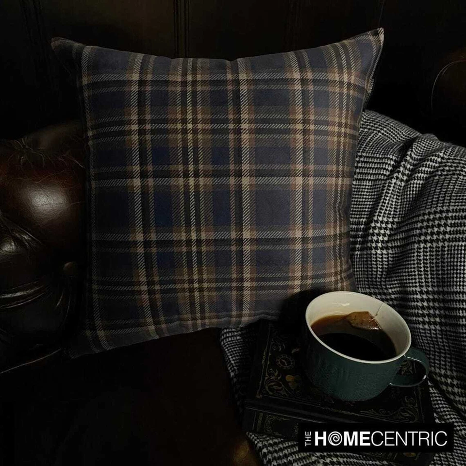 Funda de almohada a cuadros de invierno azul marino terciopelo navideño - paisaje a cuadros azul marino Foto 2 de 4