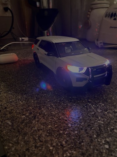 2022-ford-explorer-police-diecast-1-24-motormax-unmarked-sleek-top