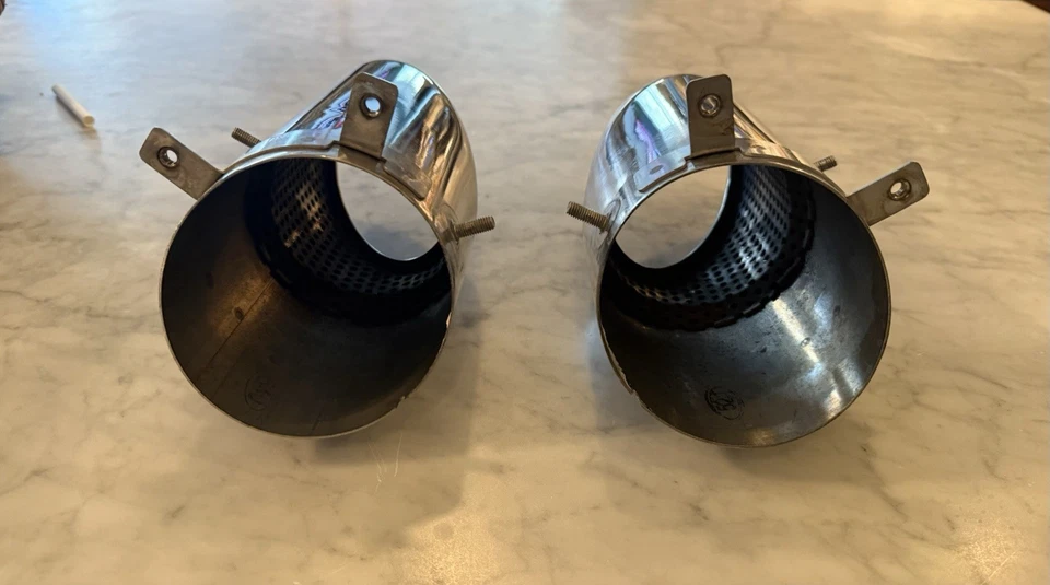 Aston Martin DB11 OEM Chrome Tailpipe Finishers Foto 4 de 4