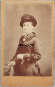 CDV DAMEN FEDERHUT PAYNE AYLESBURY MODE KLEID MEDAILLON ANTIK FOTO MÜTZE