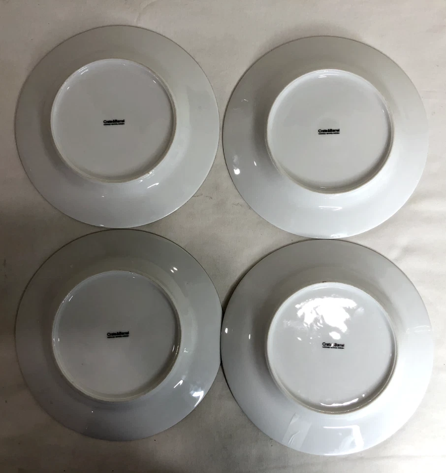 Conjunto de quatro placas e quatro canecas Crate & Barrel 8" acabamento dourado 22K pintado à mão - Imagem 3 de 4