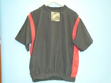 NEU MASTERS JUNIOR WINDSHIRT/TOP ~ GR. ~ XL (13/14) ~ FARBE ~ SCHWARZ/ROT