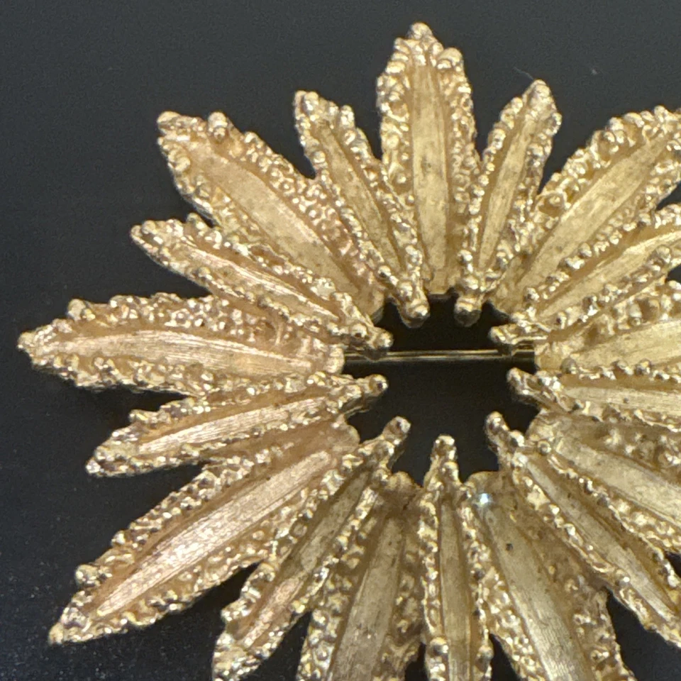 复古 70 年代设计师签名雅芳拉丝金色金块 Starburst 胸针 — 第 3/4 张图片