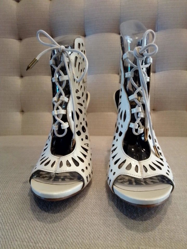 Женские туфли на шпильке Shiekh белая лакированная кожа с вырезом с открытым носком забавные 5 дюймов 8 - Изображение 3 из 4