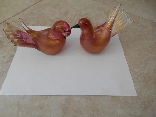 VINTAGE PAIR OF MURANO HAND BLOWN GOLD FLECK & PINK ART GLASS DOVE BIRDS SIGNED