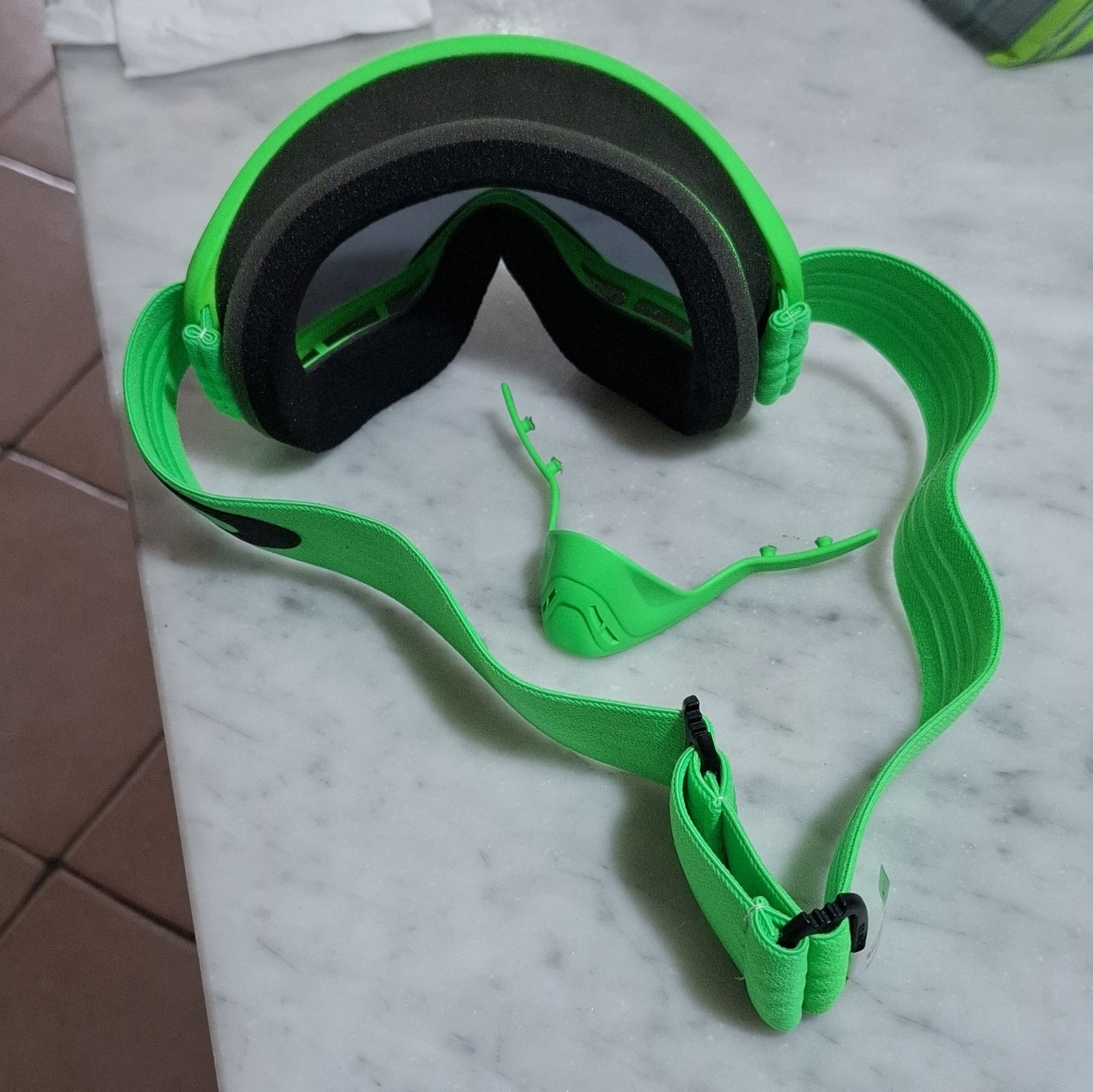 Oakley Maschera occhiali da sci verde con lente scura e fascia elastica foto 2