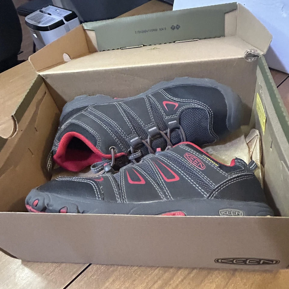 Zapatos Keen Oakridge Low WP para jóvenes talla 4 negros/rojos impermeables senderismo 1015185 Foto 2 de 4