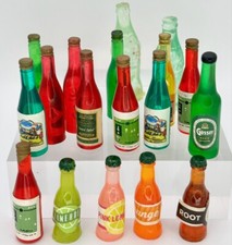 LOTE DE 18 BOTELLAS DE REFRESCO DE VINO MINIATURA VINTAGE PARA CASA DE MUÑECAS, ESCALA 1:12, COLECCIÓN