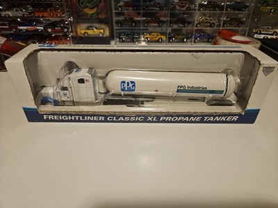 SpecCast 36542 Freightliner Classic XL 1:64 PPG Propane Tanker White Die Cast