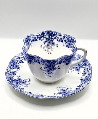 Shelley Bone China Duo: Tasse und Untertasse / zierliches Blau / Pat.: 051/28 sehr guter Zustand