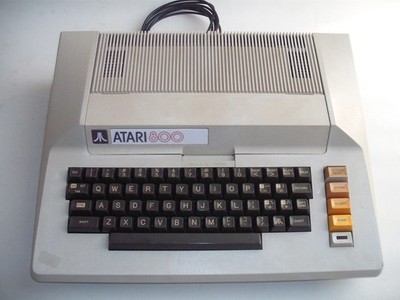 ATARI 800 (NTSC, 220V)+Power supply, Case with no yellowing! Excelent condition!