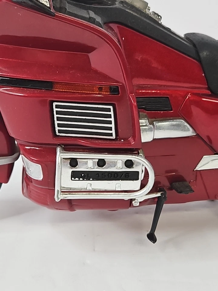 Road Signature 1/10 Scale Diecast - Honda Gold Wing -  Red - Image 3 of 4