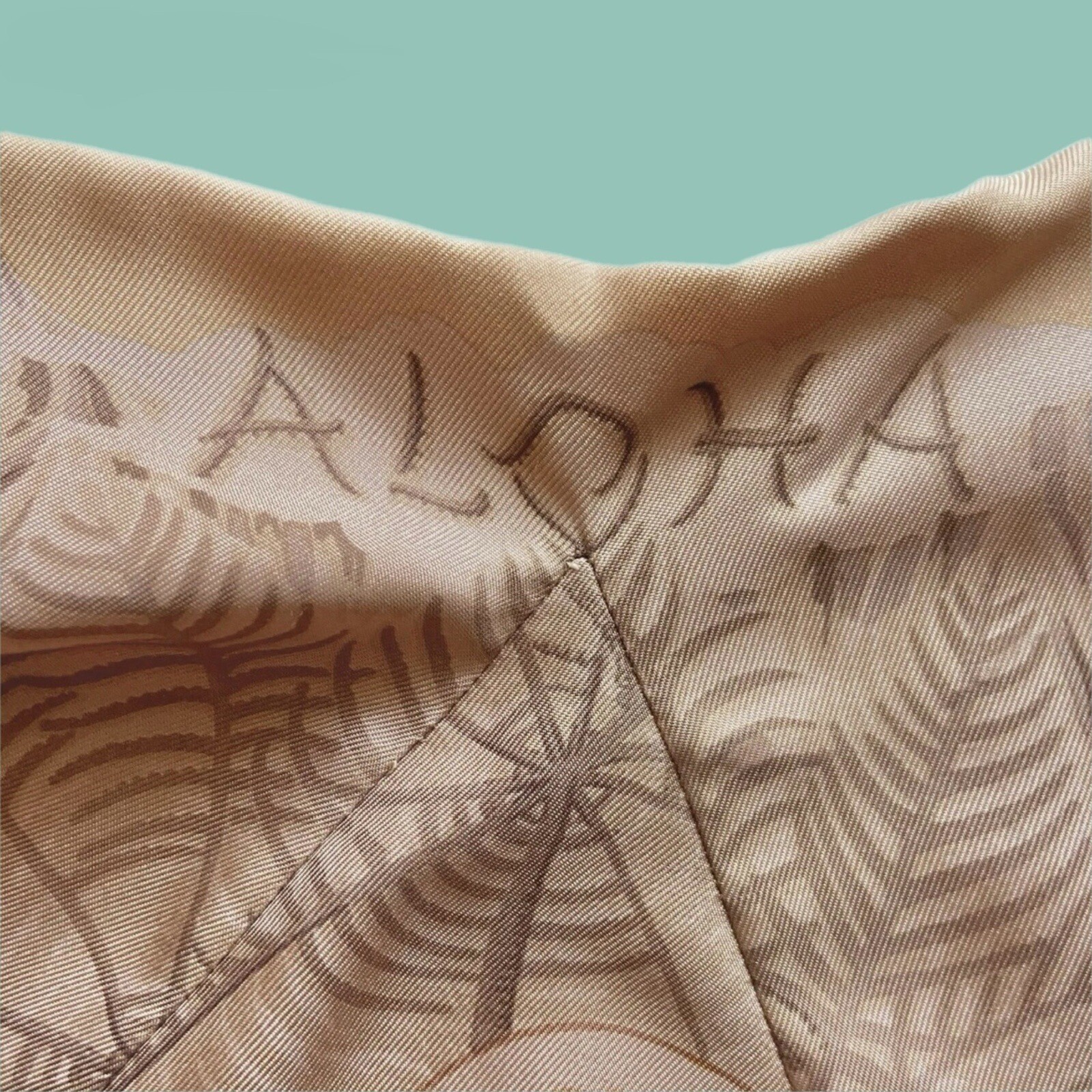 RARE‼️HERMÈS⚡️Toutsy "Aloha" Nude bronze silk twill s… - Gem