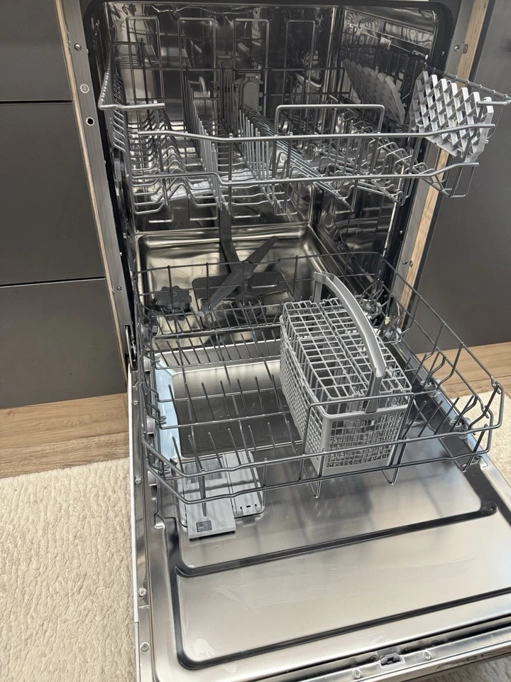 Moderne Küchenzeile mit elektrogeräten in guten Zustand - Bild 2 von 4