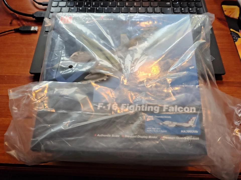 Hobbymaster Lockheed Martin F-16 Fighting Falcon Thunderbirds RIAT 2017 HA38039b - Image 2 of 4