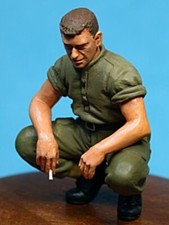 1/35 Scale US Soldier Kneeling Resin Figure with Cigarette Military Model Kit