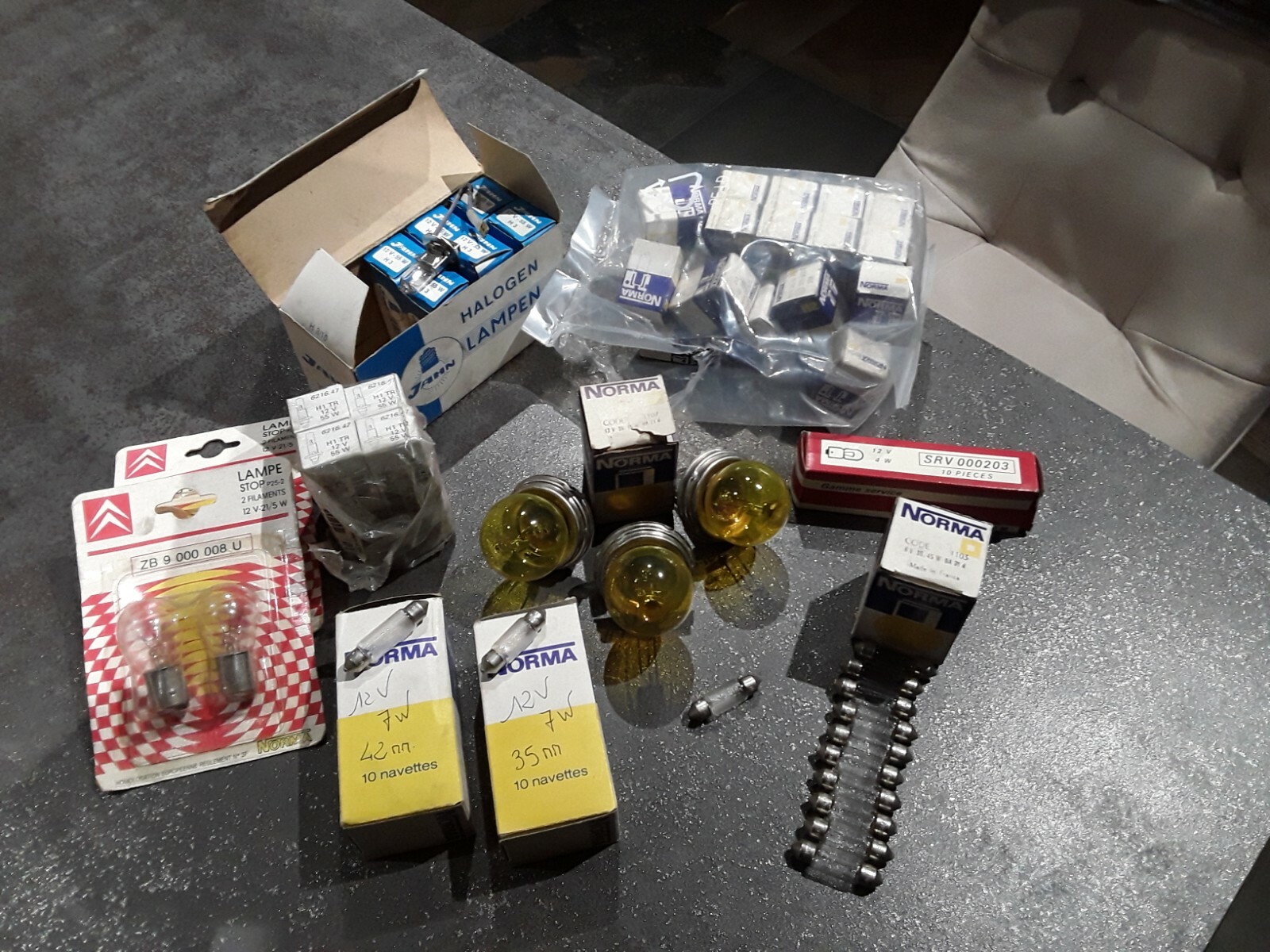 Ampoules voitures 6v 12v lot 97 pièces pour l'entretien des phares et navettes