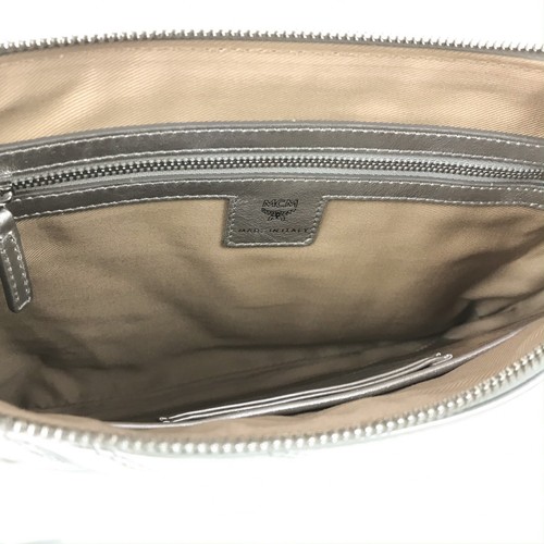 NUEVO Bolso de Pulsera de Cuero Metálico Acolchado MCM - Imagen 11 de 12
