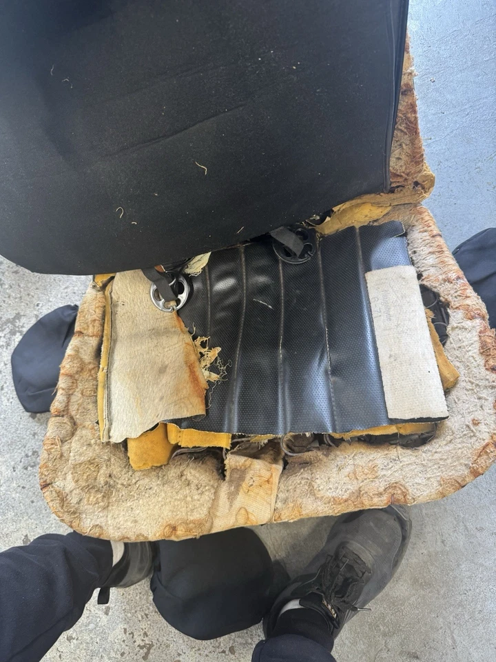 Asientos con canastilla de carrocería GM A y asiento trasero y paneles de puertas nunca usados Foto 4 de 4