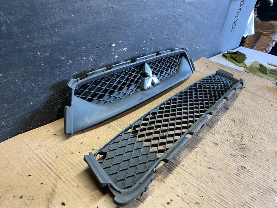 Комплект передней верхней нижней решетки радиатора 2010-2013 Mitsubishi Outlander S9844 DG - Изображение 3 из 4