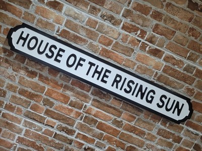 Von Tieren inspiriertes Haus der aufgehenden Sonne Holz London Straßenschild