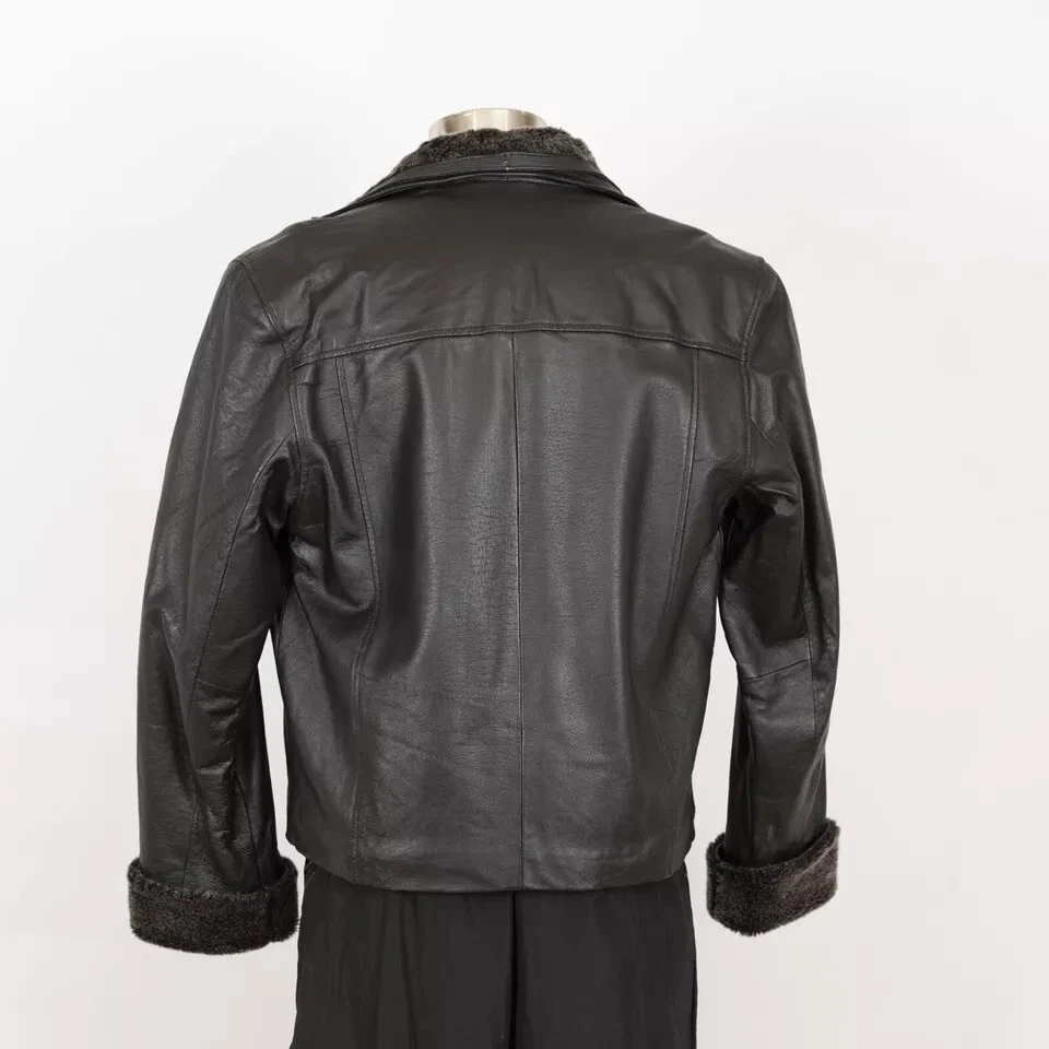 Excelente Chaqueta de Cuero Vintage Pequeña Negra Aislada Foto 2 de 4