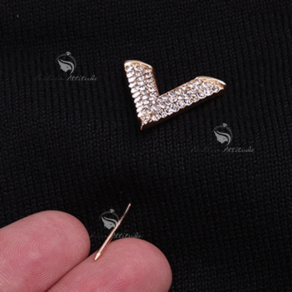 18K WHITE GOLD GP MADE WITH SWAROVSKI CZ CRYSTAL LETTER V 17MM PEARL BROOCH Foto 4 de 4