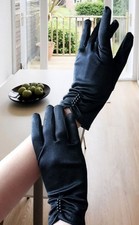 WHITE SATIN PEARLS GLOVES SHORT COSTUME WEDDING COMMUNION FAST FREE POST